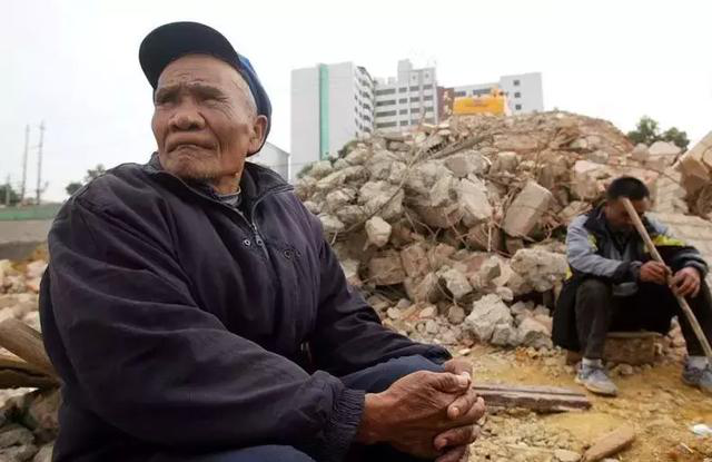 半夜强拆屡禁不止，拆迁户们如何应对?插图