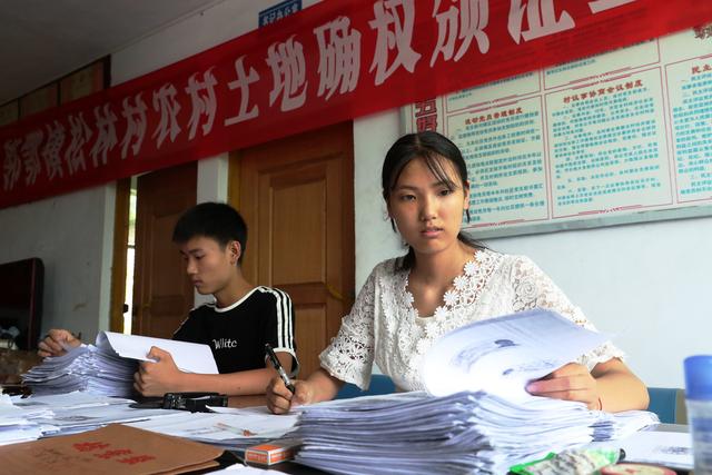 户口不在村了，留在农村的地征了也没补偿？谁说的！这种情况就有