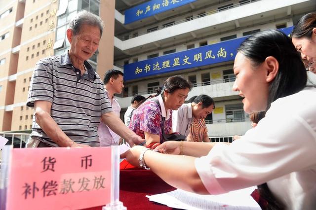 土地征收补偿款打给村委会，村委会却不下发，合法吗？
