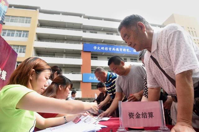 当初我22岁拿了2300万拆迁款的朋友，哭着问我借了3000块