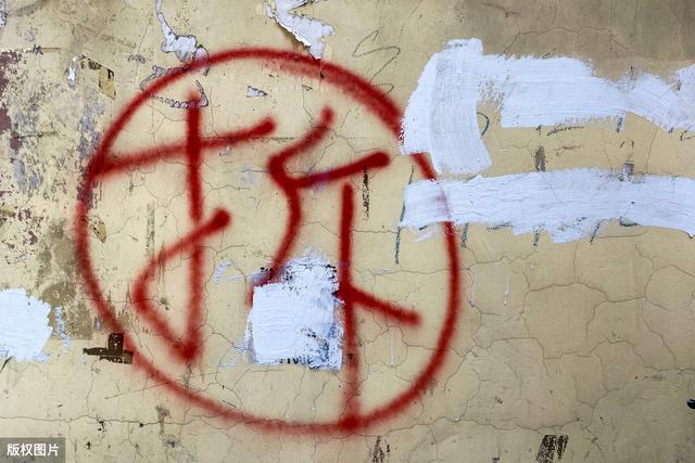 给的补偿太少，才不愿意签字；明明没有签字，凭什么拆了我的房？