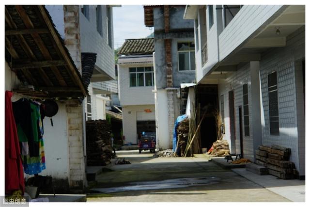 针对违法建筑，平时无作为，一拆迁就打击，这是滥用职权