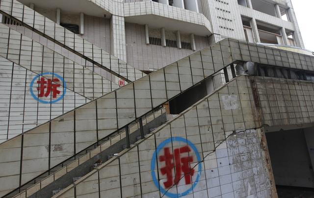 房屋涉违建遭强拆，拆得对不对，该不该补偿，弄清五个问题是关键
