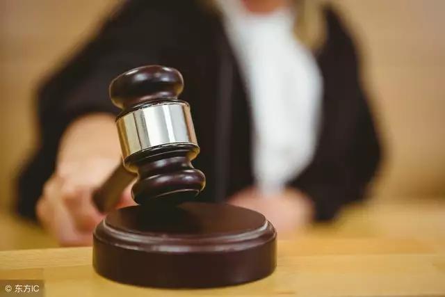 征收方仅支付了一部分拆迁款，就派人夜间强行拆房，合法吗？