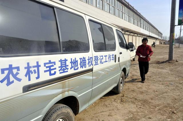 进城落户后，还能拿到本村的征地补偿吗？