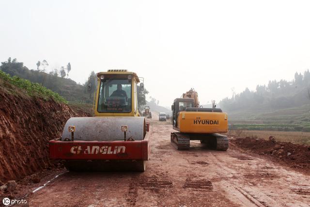 房屋周边修路，离公路多远会拆迁？离得近，可以主动提出拆迁吗？