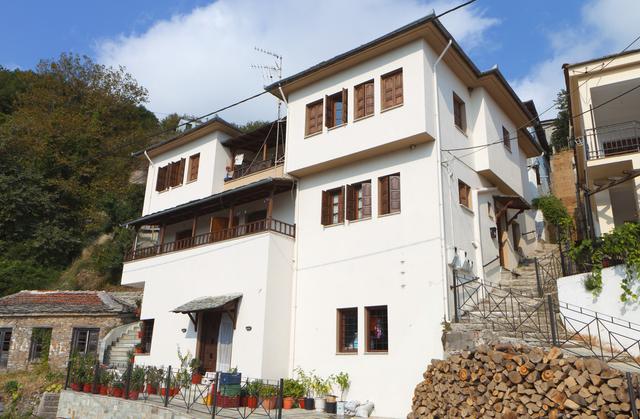 买了农村宅基地的房屋遇到拆迁，有补偿吗？补偿款如何分配？