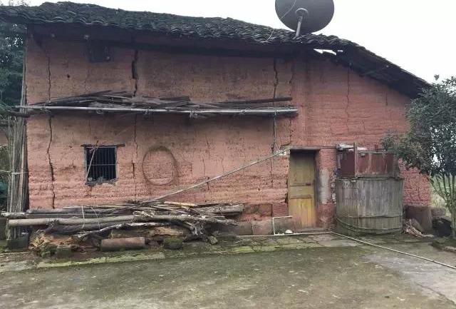 城镇户口子女，老人在农村有房有地的话，能继承农村宅基地吗？