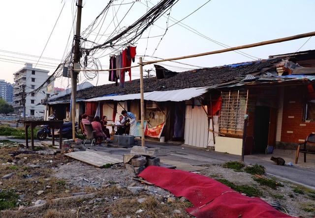 房屋遭到违法拆除时，应该如何争取合理补偿？