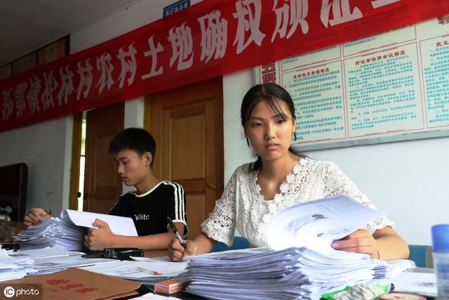 拆迁时外嫁女没补偿？理清三点，外嫁女也能得到自己的征地补偿