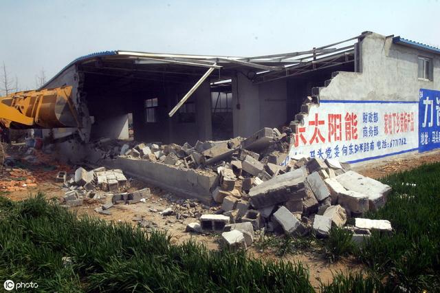牢记：谁要夜里强行拆除你家房子，违法没跑了