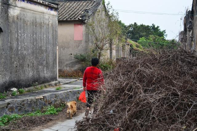 农村房屋拆迁，土地和住房的补偿分开吗？村民不要轻易签字