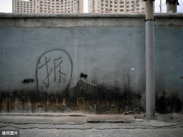 补偿会致使生活水平下降，这往往是违法征收，被拆迁人可依法维权
