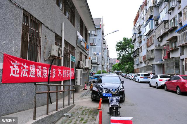 遇到违建拆迁，“四大原则”强有力的?；け徊鹎ㄈ说睦?/></figure>



<h1>第二、信赖利益保护原则</h1>



<p>当初是因政府“招商引资”才着手的建设项目，或者是受到政府支持的经营性用房，现如今也被认定为是违建无偿拆除，新官不理旧账。</p>



<p>事实上行政机关管理着社会各项公共事务，它有义务保持其政策与行为的连贯性和稳定性，珍视社会公众对其的信任。对于这些因政府支持而起的用房与项目，是不是违建，拆与不拆，有无补偿，都需要有一个明显倾向于群众的答案，它不能轻易地被认定成是违建。</p>



<h1>第三、查处违章建筑，拆除不是唯一方式</h1>



<p>1、只要违建可以采取改正措施、消除影响，就应按法定额度处以?？?，而不是责令限期拆除或者直接没收。法律依据如下，一刀切的“拆除违建”方式与法律原则背道而驰。</p>



<p>2、《城乡规划法》第六十四条规定，未取得建设工程规划许可证或者未按照建设工程规划许可证的规定进行建设的，由县级以上地方人民行政机关城乡规划主管部门责令停止建设；尚可采取改正措施消除对规划实施的影响的，限期改正，处建设工程造价百分之五以上百分之十以下的?？?。</p>



<p>3、行政机关掌握着相当程度的自由裁量权，并且行政行为需遵循“最小损害原则”，也即实现依法行政要最小限度的损害行政相对人的权益。因而在实现管理职能过程中，应当选择对相对人造成最小损害的措施，严格把控处罚程度。</p>



<figure class=