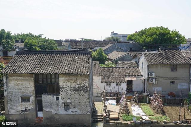 村房是不是违建有新规定啦，你们村确权了吗？