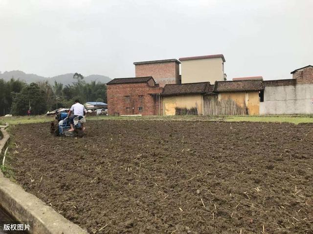 城里人可以到农村买地建房吗？违建、违约风险太大！