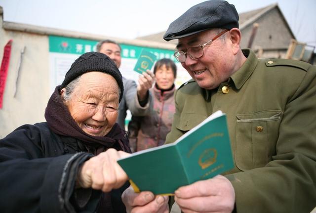 进城落户后，农民还能拿到村里的征地补偿吗？
