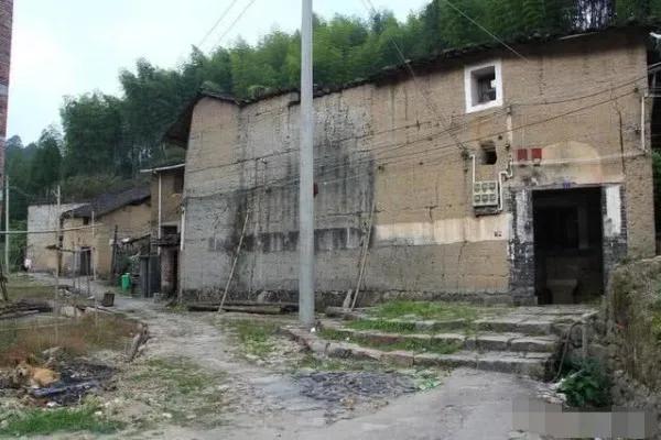城市户口子女可继承父母农村的宅基地和房屋吗？村里有权收回吗？