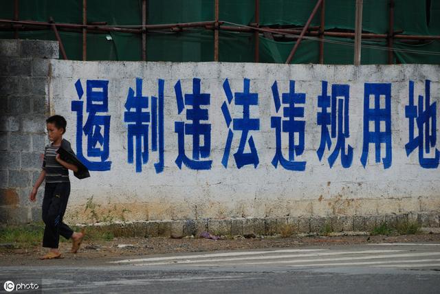 农村征地不能拿了土地就不顾农民，法律规定的原则必须落实到底