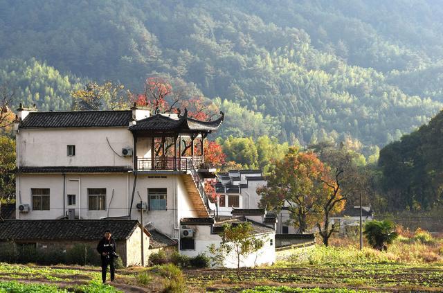 农村房屋拆迁，土地和住房的补偿分开吗？村民不要轻易签字