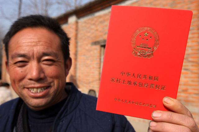 进城落户后，农民还能拿到村里的征地补偿吗？