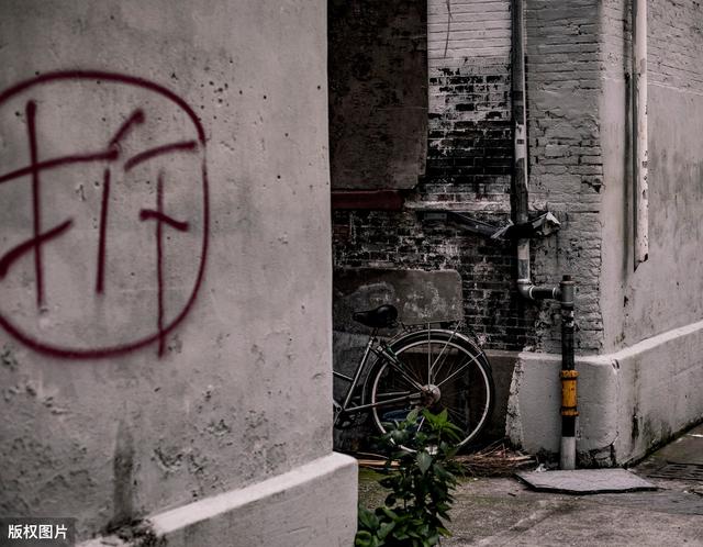 “拆迁补偿就这么多，政策规定必须签字”这种情况百姓只能认怂？