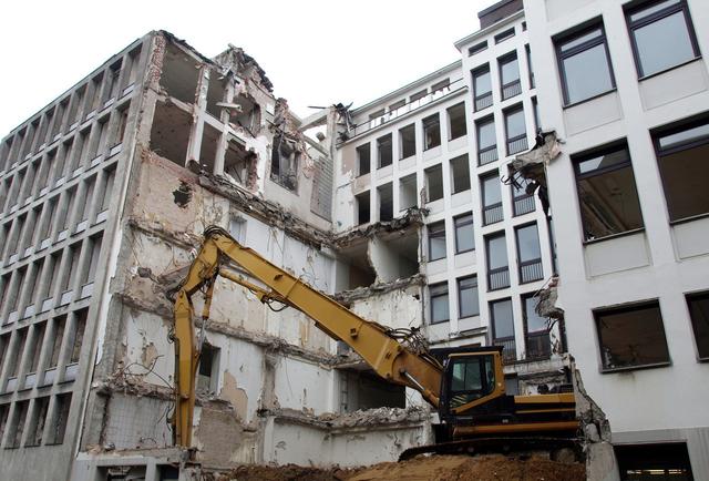 遇到违建拆迁，“四大原则”强有力的?；け徊鹎ㄈ说睦?/></figure>



<h1>第四、有些违建伴随着现实需求存在，行政机关没必要赶尽杀绝</h1>



<p>1、有一些违建的存在，是因为人们确实有使用需求，且并不存在多大的社会危害性。如果拆除之后，会引发矛盾，在处理上就要谨慎了。法律依据如下。</p>



<p>2、南京市城管局、规划局曾于2018年联合发布《关于加强违法建设治理若干问题的实施意见》，其中细化了一些常见的违建类型，对那些现实存在、确有使用需求的违建，行政机关将不予查处。</p>



<p>（1）在加油站、停车场等经营区域范围内设置的一体化洗车设备；</p>



<p>（2）住宅建筑外墙空调架、雨棚、防盗窗、单层太阳能设备等设施；</p>



<p>（3）建筑内部装修（不包括损坏或者擅自变动房屋承重结构、主体结构）；</p>



<p>（4）无烟灶台、室外烟道、中央空调室外机隔音改造设施；</p>



<p>（5）业主在专有使用权范围内设置的宠物棚、鸽舍、围栏等设施；</p>



<p>（6）简易通信天线、车辆进出道闸、交通信号灯、护栏、电子警察等道路交通管理设施；各类标志、标线、界桩、监测和监控设施；</p>



<p>（7）大中型或受?；さ慕ㄖ锿饬⒚孀靶抟酝獾慕ā⒐怪锿饬⒚孀靶?；</p>



<p>（8）简易公共自行车亭、公交车亭、门岗等。</p>



<p>（9）由市建委确定的背街小巷改造、庭院改善项目和小区内部综合整治（含平改坡）、雨污分流、管网改造工程，由市住房保障和房产局确定的危旧房改善、屋顶整治项目以及由市商务局确定的市场提升改造项目，不列入违建认定和查处范畴。</p>



<figure class=