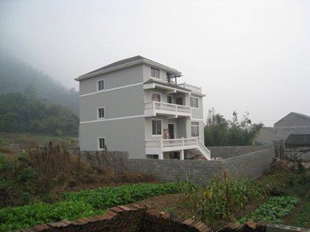 墙上的标语“旧村不拆隐患多，搬迁上楼福满园”，拆迁户笑不起来