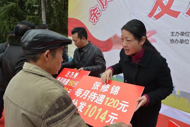 进城落户后，农民还能拿到村里的征地补偿吗？