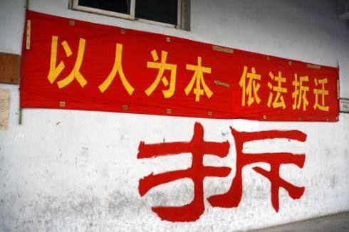 拆迁补偿不合理，通过法律维护权益，哪个时间委托律师比较合适？