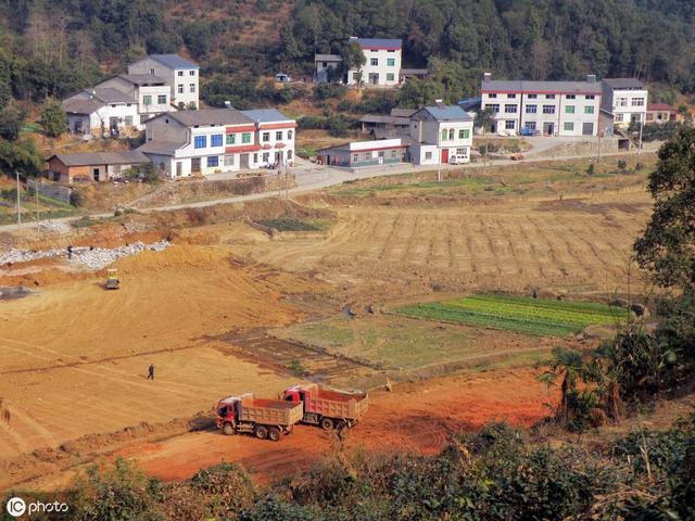 农村征地不能拿了土地就不顾农民，法律规定的原则必须落实到底