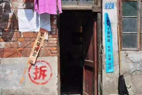 拆迁补偿不合理，通过法律维护权益，哪个时间委托律师比较合适？