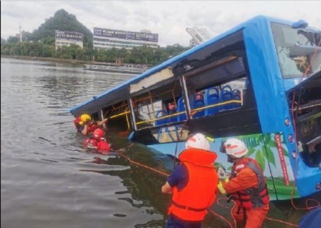 安顺市公交车坠湖，这场悲剧其背后原因竟是因一场拆迁闹剧引发